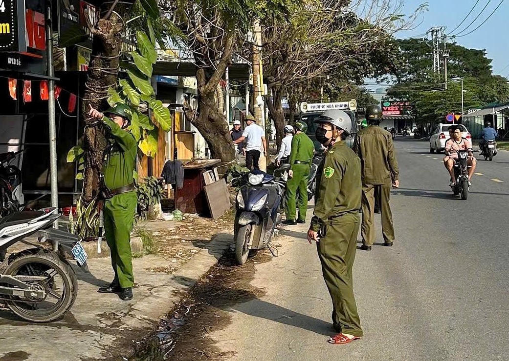 Lực lượng Công an TP Đà Nẵng ra quan lập lại trật tự vỉa hè. Ảnh: CV.