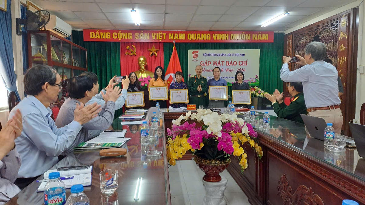 Trao Bằng khen của Hội Hỗ trợ gia đình Việt Nam cho các phóng viên, biên tập viên một số cơ quan báo chí. Ảnh: PV