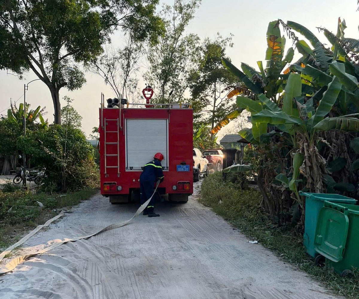 Lực lượng chức năng nhanh chóng có mặt để khống chế đám cháy, đồng thời điều tra nguyên nhân vụ việc. Ảnh: L.C.