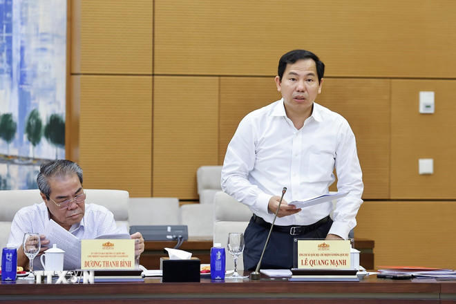 Tổng Thư ký Quốc hội, Chủ nhiệm Văn phòng Quốc hội Lê Quang Mạnh trình bày báo cáo. (Ảnh: Doãn Tấn/TTXVN)