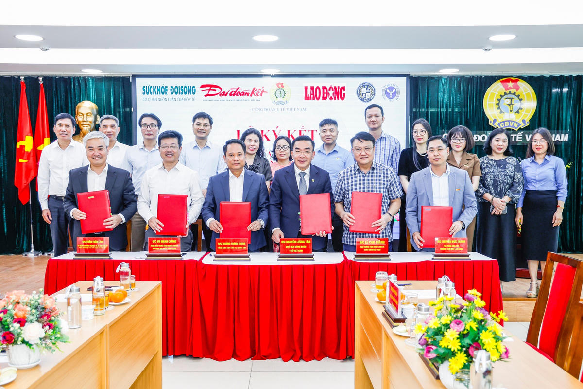 Báo Đại đoàn kết cùng các đơn vị ký kết chương trình phối hợp tuyên truyền với Công đoàn Y tế Việt Nam. Ảnh: Quang Vinh