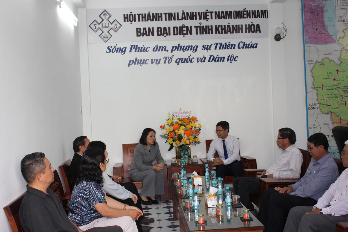 Bà Trần Thu Mai, Phó Chủ tịch Thường trực, Uỷ ban Mặt Mặt trận Tổ quốc Việt Nam tỉnh Khánh Hòà, thông tin một số kết quả kinh tế - xã hội nổi bật của địa phương trong thơi gian qua với Ban Đại diện Hội thánh Tin lành Việt Nam (miền Nam). Ảnh X.H

. 