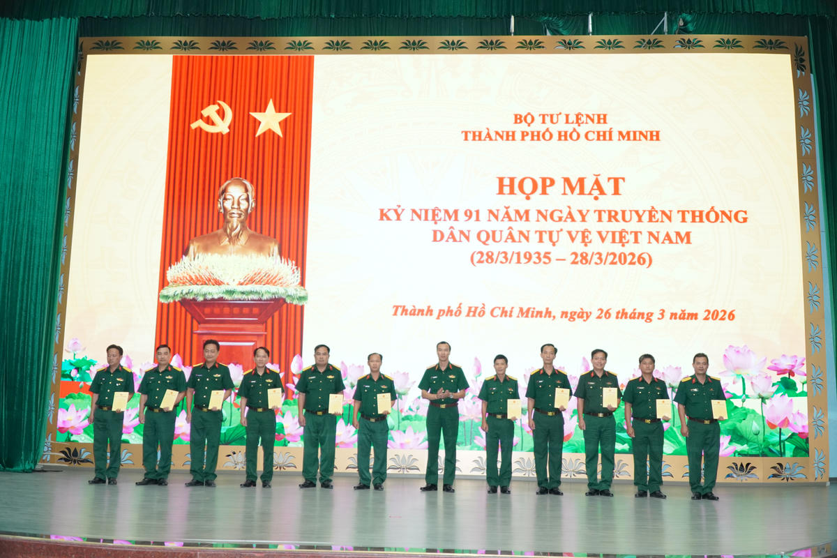 Lãnh đạo Bộ Tư lệnh TP Hồ Chí Minh trao tặng quà tại buổi họp mặt. Ảnh: Kim Trường.