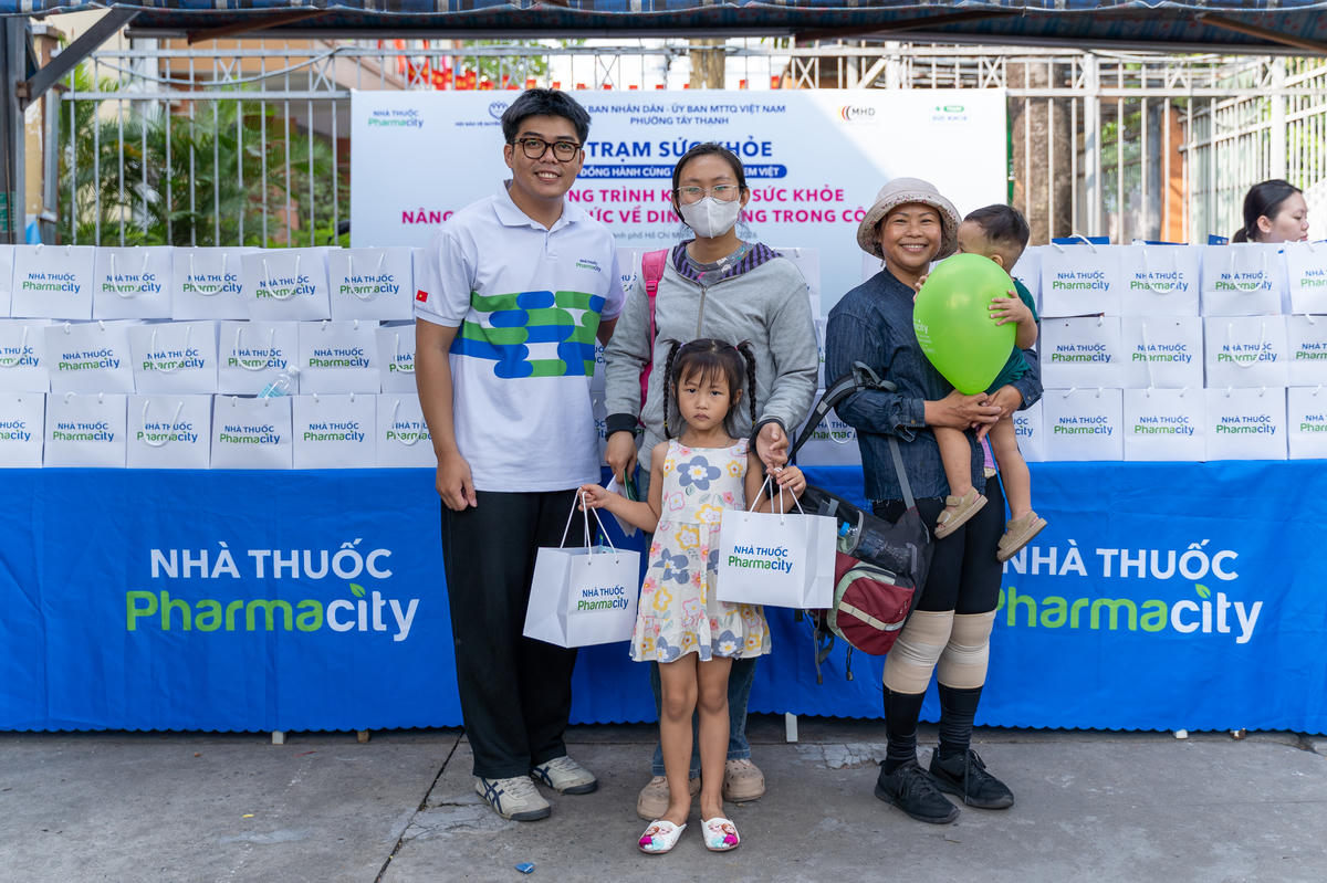 Gần 300 phần quà sức khỏe đã được trao tặng cho trẻ em và người dân phường Tây Thạnh, TP.Hồ Chí Minh. Ảnh: Thu Hà