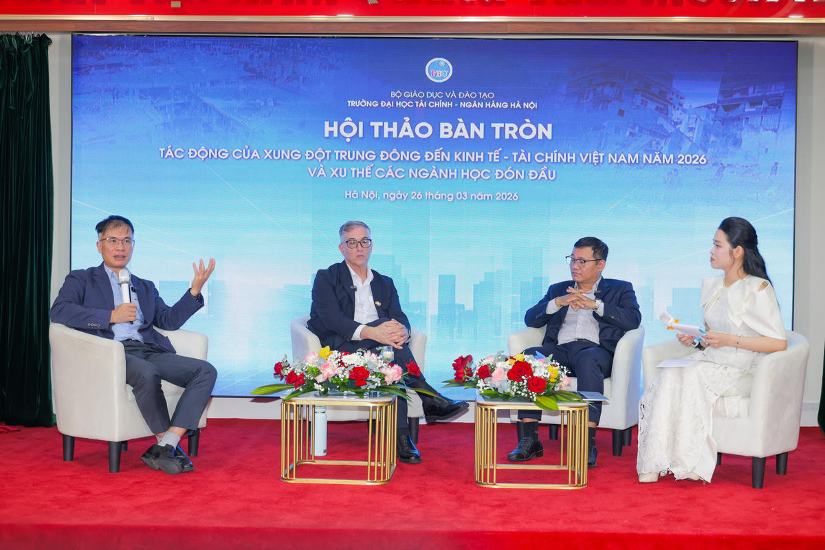 Các diễn giả thảo luận bàn tròn.