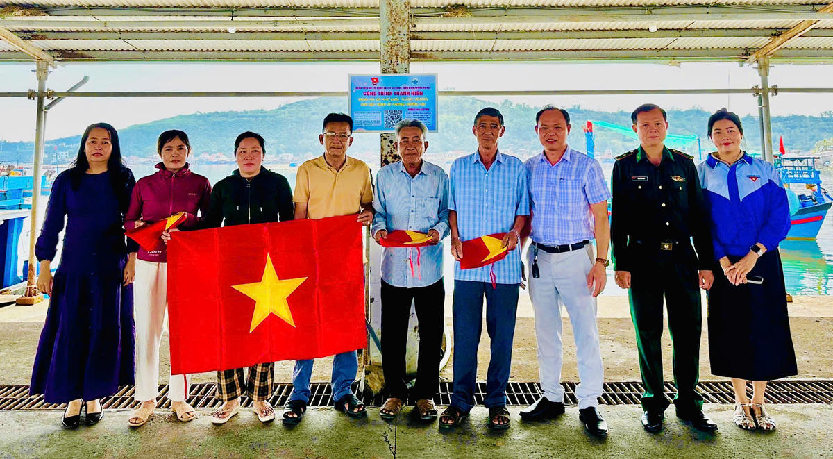 Đồn Biên phòng An Hải trao tặng cờ Tổ quốc cho ngư dân trước khi vươn khơi bám biển. Ảnh: Thanh Nga.