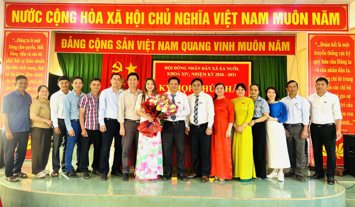 Thường trực và các Ban của HĐND xã ra mắt nhận nhiệm vụ.
