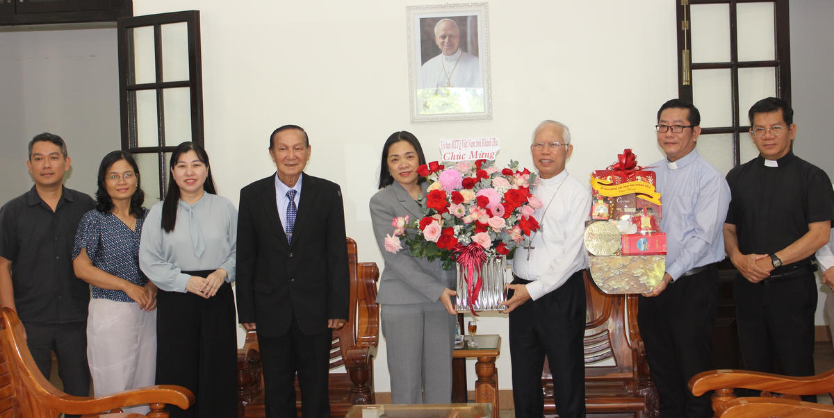 Bà Trần Thu Mai, Phó Chủ tịch Thường trực, Uỷ ban Mặt Mặt trận Tổ quốc Việt Nam tỉnh Khánh Hòà cùng đoàn công tác tặng hoa chúc mừng Tòa Giám mục Giáo phận Nha Trang. Ảnh X.H