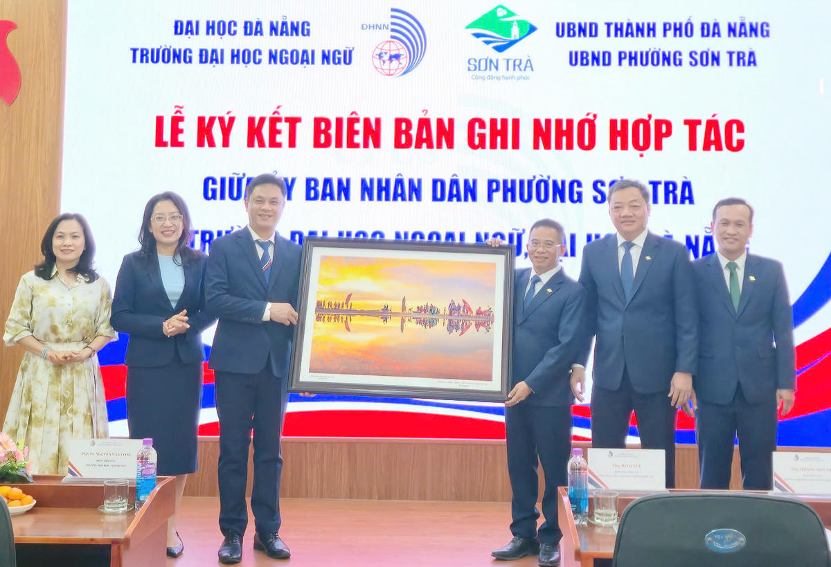 Lãnh đạo phường Sơn Trà tặng bức ảnh lưu niệm cho Trường ĐH Ngoại ngữ. Ảnh: Nguyễn Tú.