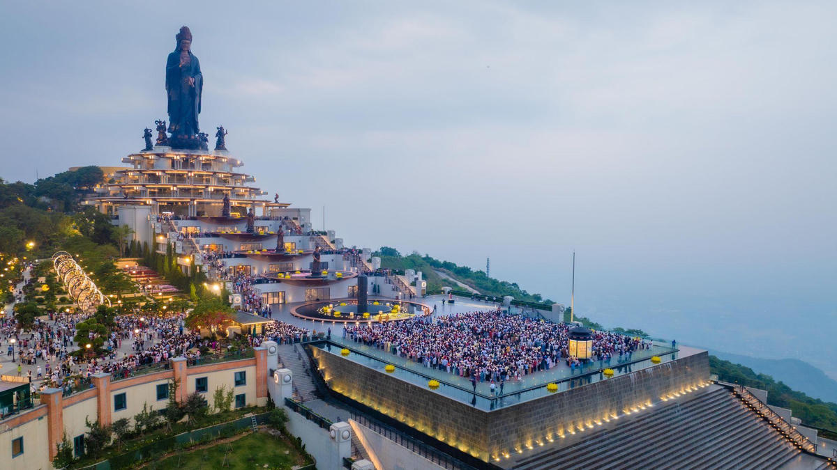 Đông đảo du khách quốc tế chiêm bái núi Bà Đen cuối tuần qua.