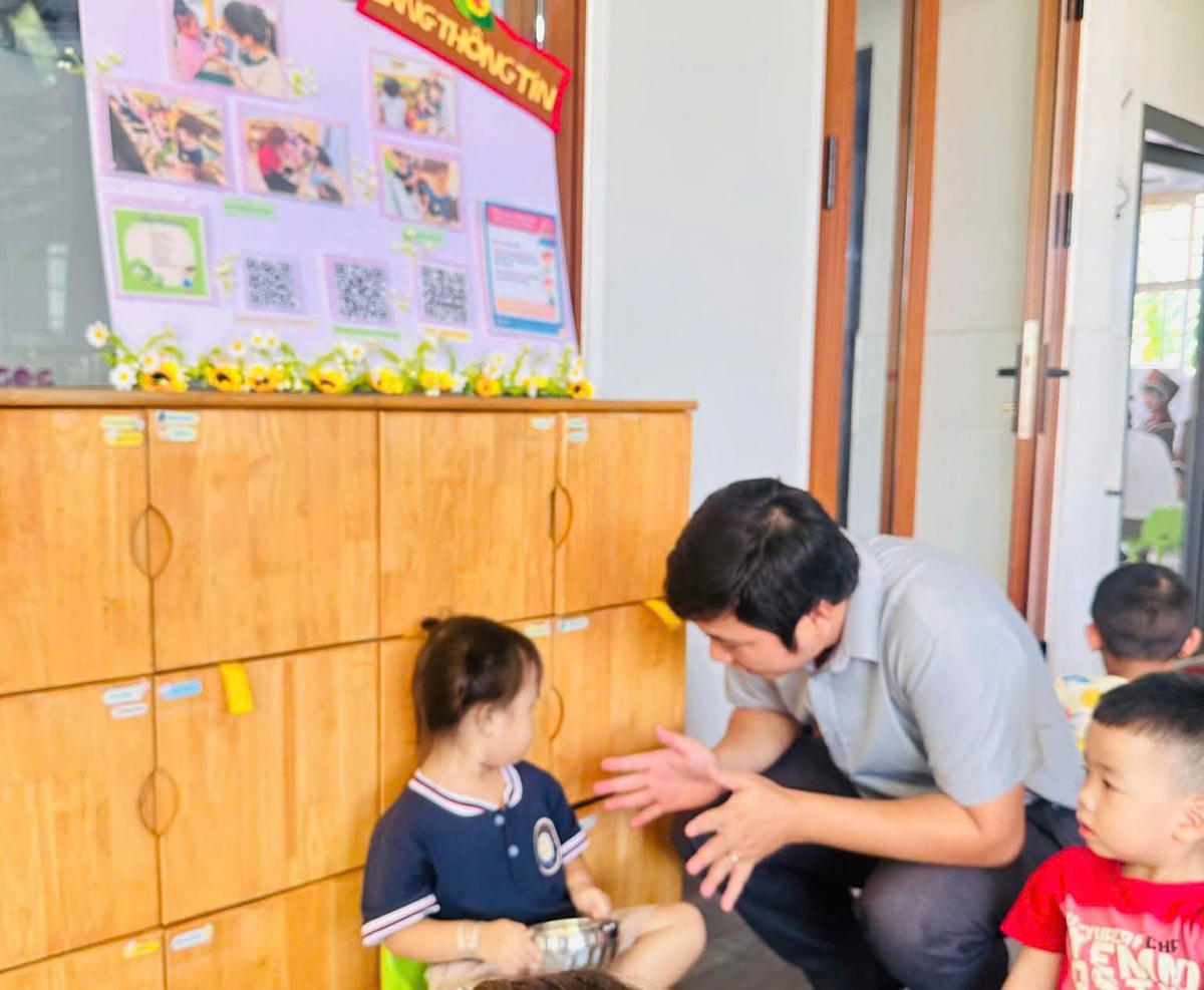 Thành viên đoàn giám sát HCDC trò chuyện, kiểm tra xem bé đã biết cách rửa tay sạch để phòng ngừa dịch bệnh chưa. Ảnh: HCDC