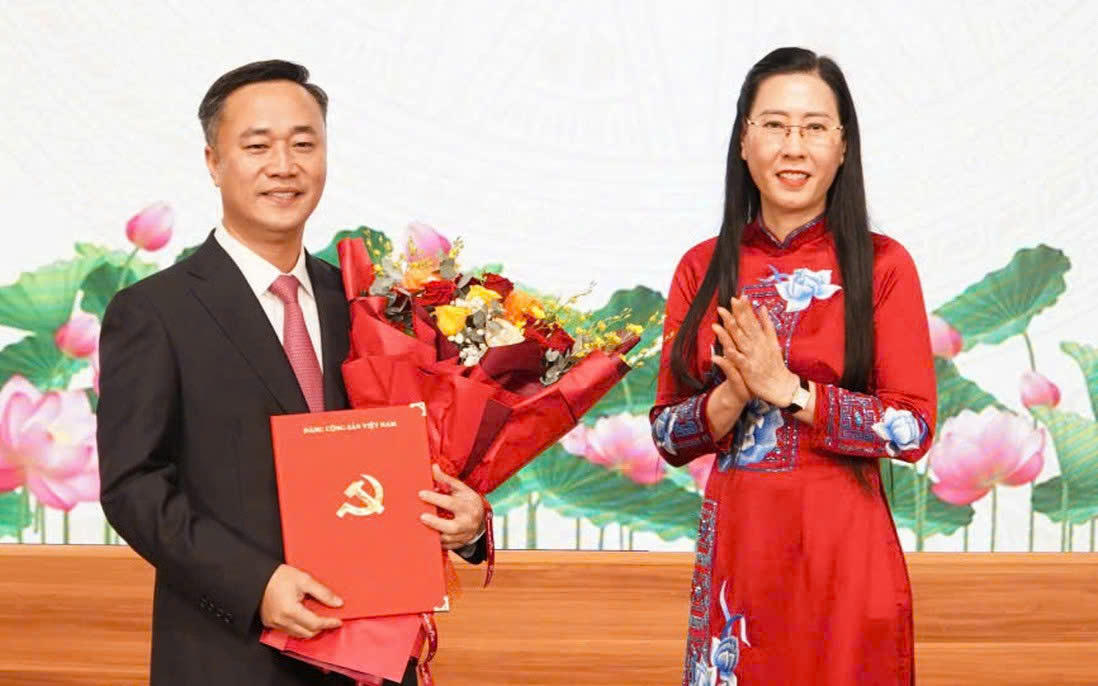 Bà Bùi Thị Quỳnh Vân - Ủy viên Trung ương Đảng, Phó Trưởng Ban Tổ chức Trung ương trao quyết định điều động và chỉ định ông Nguyễn Việt Hùng giữ chức Phó Bí thư Tỉnh ủy Khánh Hòa, nhiệm kỳ 2025-2030. Ảnh X.H