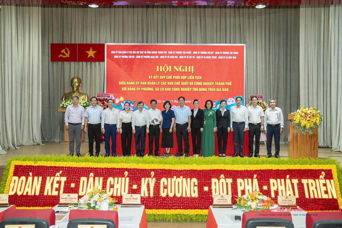 Các đại biểu chụp ảnh lưu niệm tại Lễ ký liên tịch. Ảnh: M.C.