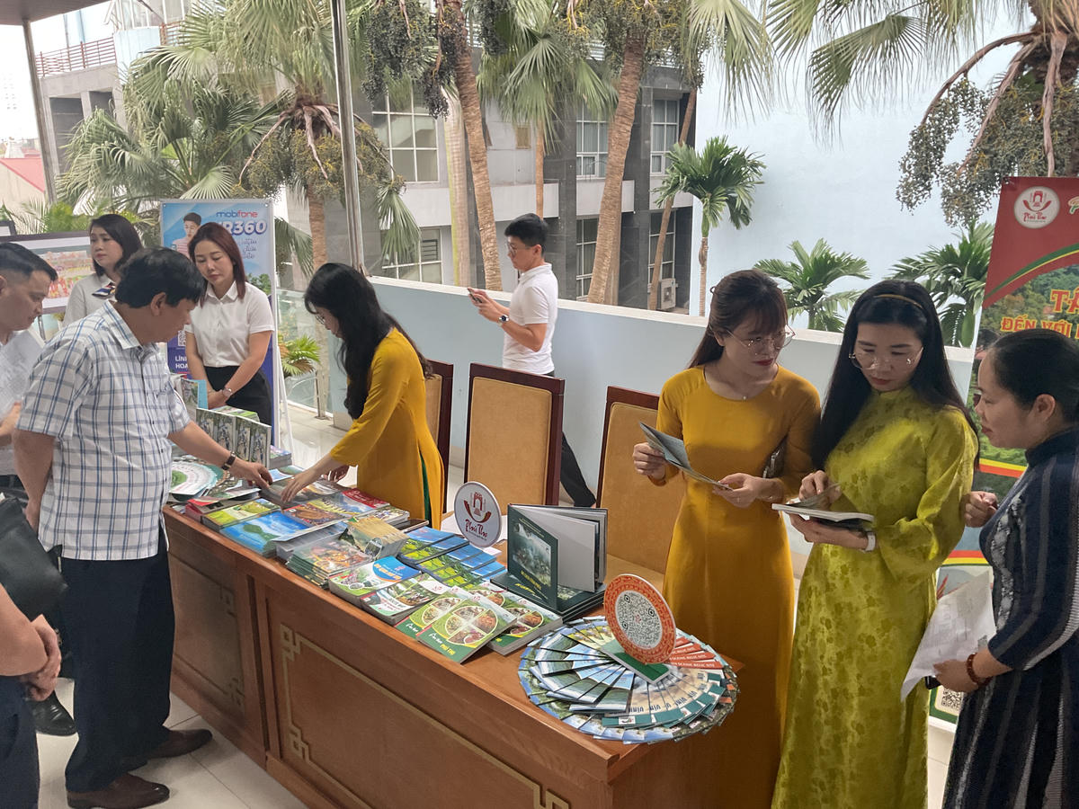 Trưng bày và giới thiệu sách, cẩm nang du lịch Đất Tổ tại cuộc họp báo. Ảnh: TD