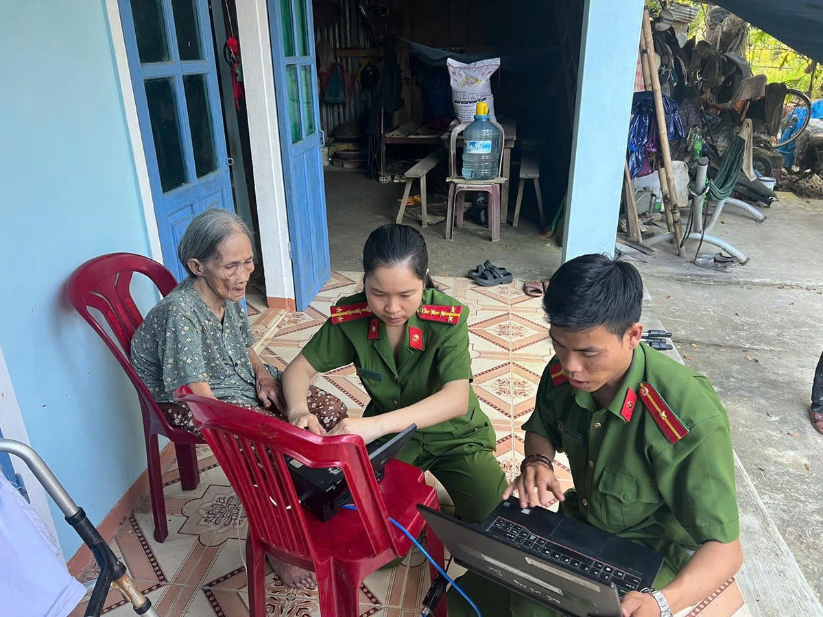 Lực lượng Công an xã Trà My đang làm căn cước cho&nbsp;bà Nguyễn Thị Nga. Ảnh: CV.