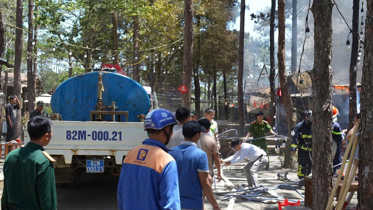 Lực lượng chức năng nỗ lực dập lửa. Ảnh: CV.