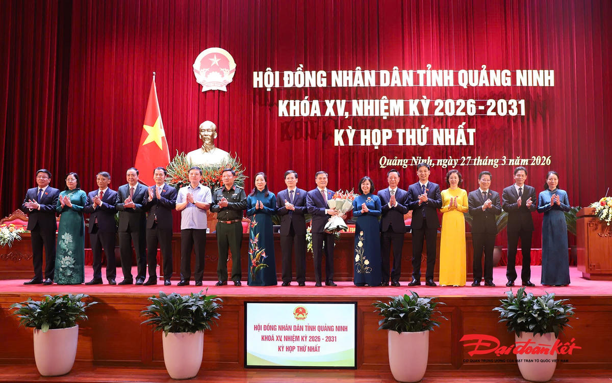 Chủ tịch, các Phó Chủ tịch&nbsp;UBND tỉnh Quảng Ninh khóa XV và Ủy viên UBND tỉnh Quảng Ninh khóa XV ra mắt tại kỳ họp.