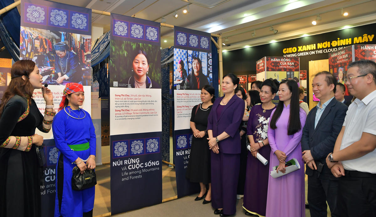 Đại biểu tham quan không gian trưng bày&nbsp;“Gieo xanh nơi đỉnh mây”.