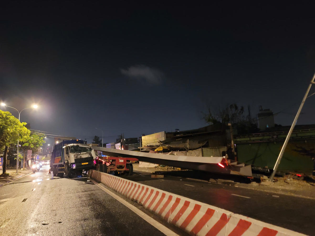 TP Hồ Chí Minh: Tấm thép 10 tấn rơi đè bẹp cabin xe rác, tài xế tử vong