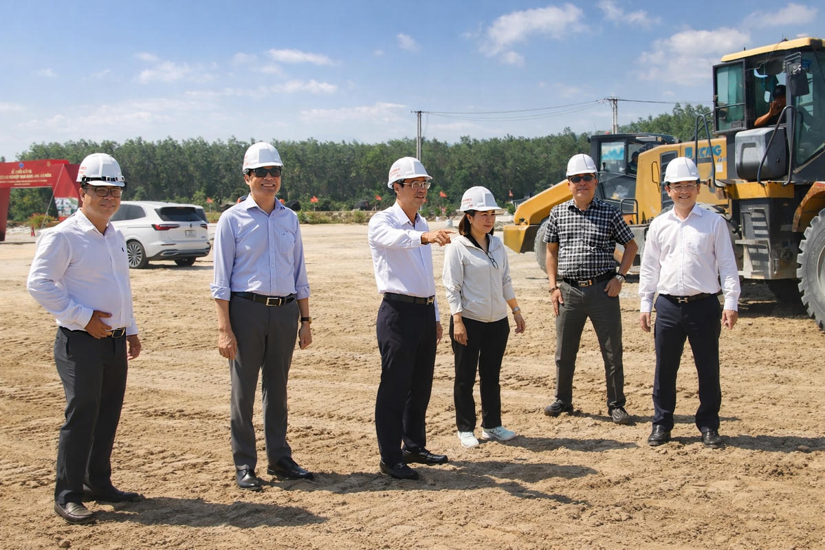 Ông Nguyễn Thanh Tâm, Phó Giám đốc Ban Quản lý KKTM Chu Lai kiểm tra công tác chuẩn bị lễ khởi công Dự án KCN Tam Anh- An An Hòa. Ảnh: Chí Đại.