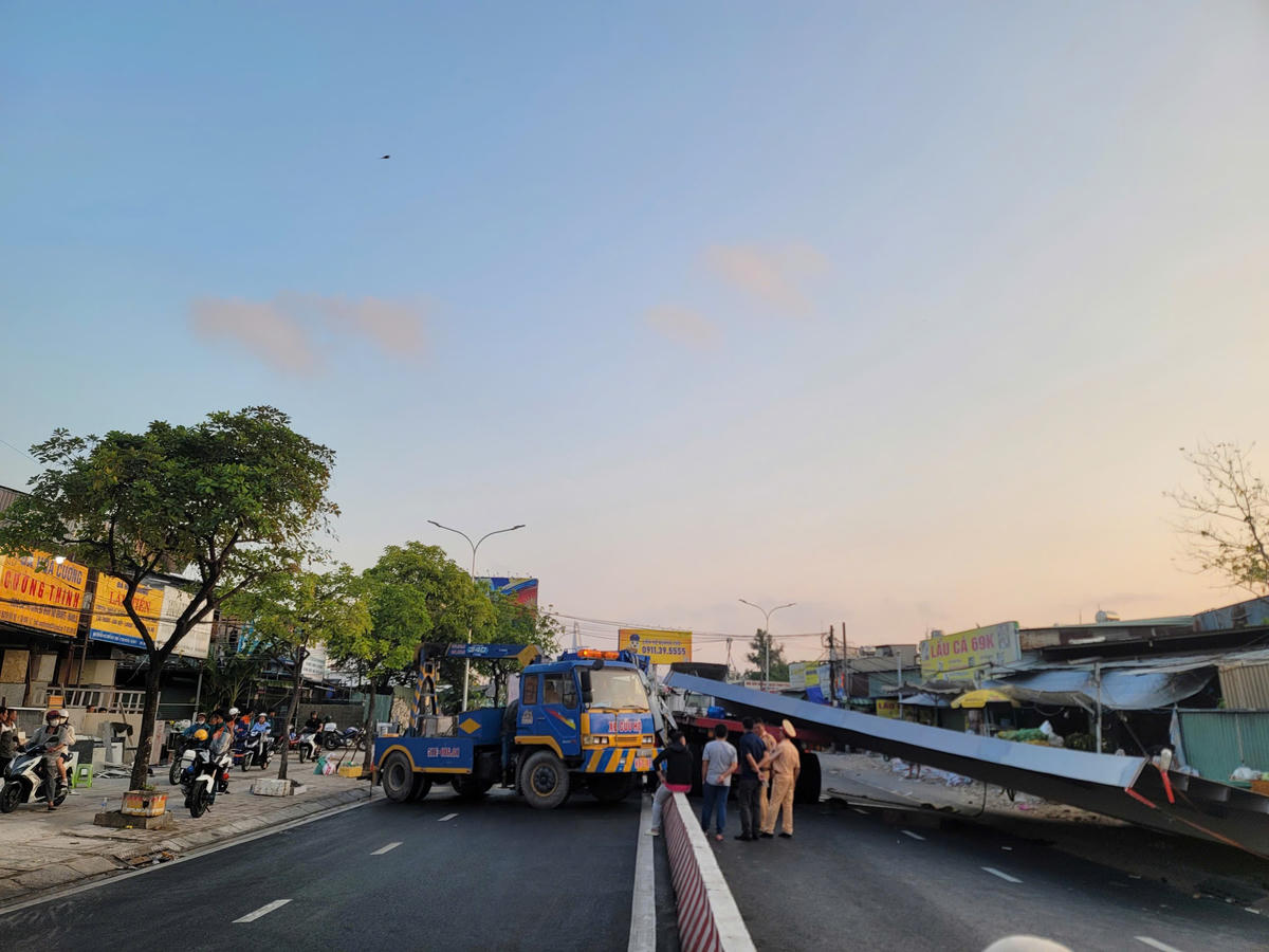 Cảnh sát giao thông có mặt tại hiện trường vụ tai nạn để di dời phương tiện và điều tiết giao thông. Ảnh: C.Hoàng.
