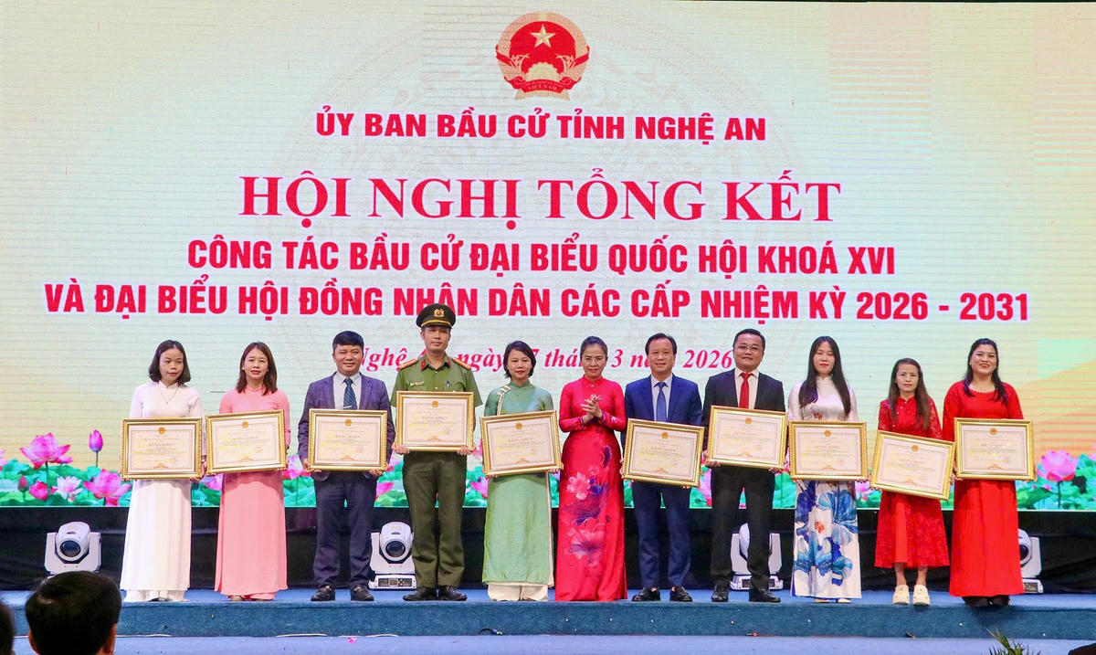 Bà Võ Thị Minh Sinh - Phó Bí thư Tỉnh uỷ, Chủ tịch Ủy ban MTTQ tỉnh Nghệ An trao Bằng khen của Chủ tịch UBND tỉnh tặng 6 tập thể, 4 cá nhân có thành tích đạt giải cao tại cuộc thi trực tuyến tìm hiểu Luật bầu cử. Ảnh: PB