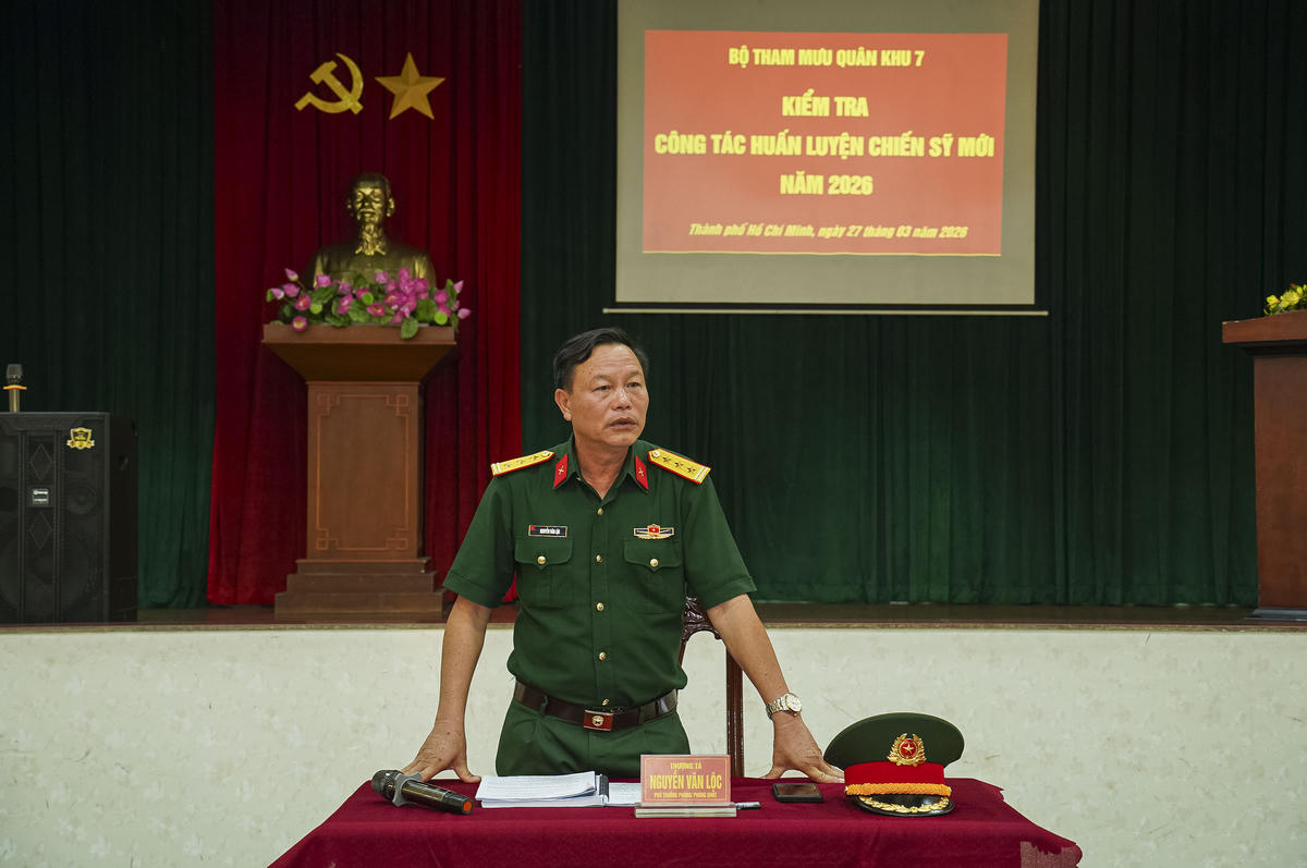 Thượng tá Nguyễn Văn Lộc, Phó Trưởng phòng Quân huấn - Nhà trường Quân khu 7 quán triệt nội dung kiểm tra. Ảnh: Nguyên Phú.