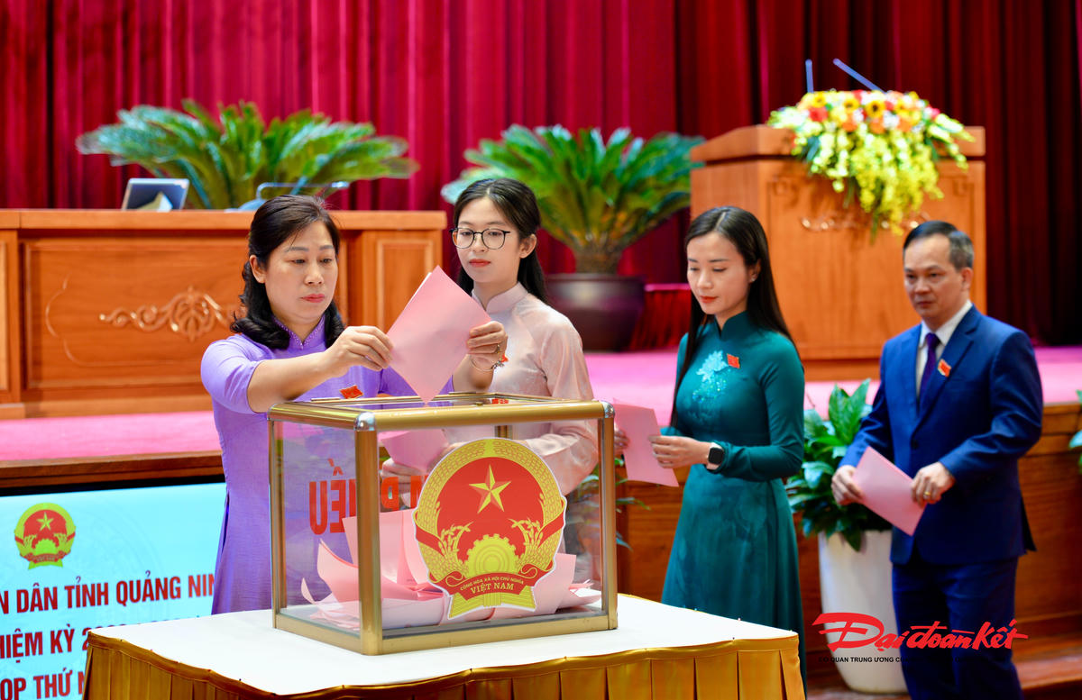 Các đại biểu HĐND tỉnh Quảng Ninh bỏ phiếu bầu Chủ tịch HĐND tỉnh Quảng Ninh khóa XV, nhiệm kỳ 2026-2031. 