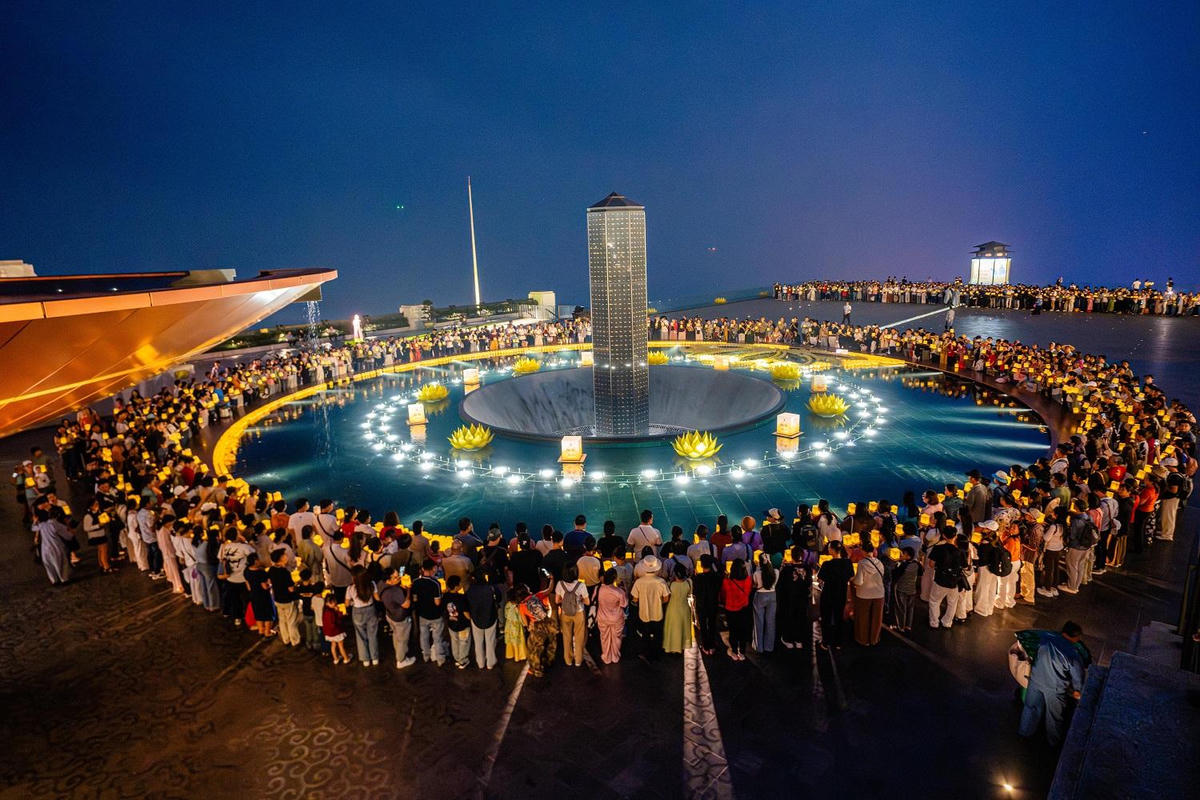 Nghi thức thả đèn đăng thu hút đông đảo du khách tham dự.