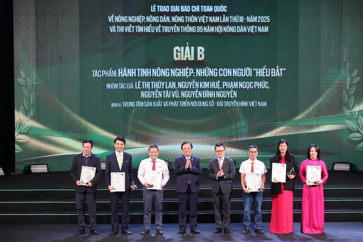 Đồng chí Lê Minh Hoan, Phó Chủ tịch Quốc hội và đồng chí Lê Quốc Minh, Ủy viên Trung ương Đảng, Tổng Biên tập báo Nhân Dân trao giải B cho các tác giả đoạt giải tại Giải báo chí toàn quốc về nông nghiệp, nông dân, nông thôn Việt Nam năm 2025 tại Lễ trao giải ngày 5/12/2025. Ảnh: Phạm Hưng.