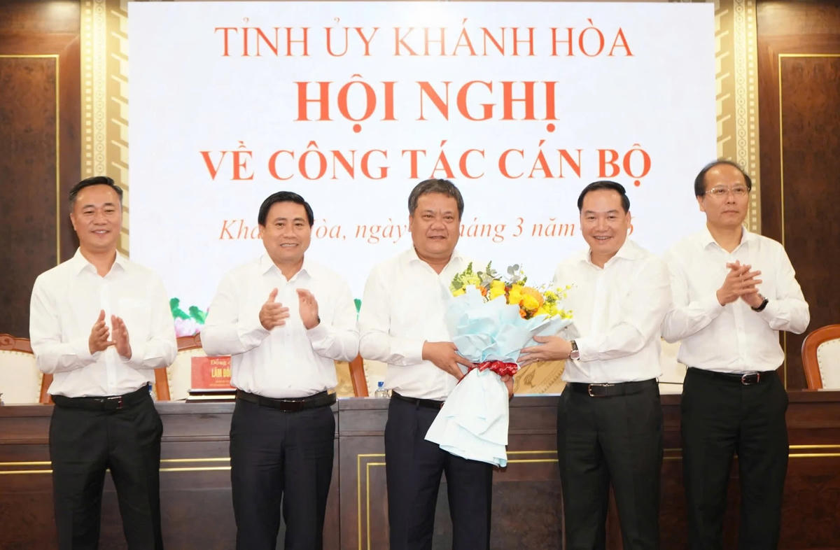 Ông Trần Phong (giữa) được Ban Chấp hành Đảng bộ tỉnh Khánh Hòa tín nhiệm bầu giữ chức vụ Bí thư Tỉnh ủy Khánh Hòa nhiệm kỳ 2025 - 2030. Ảnh X.H