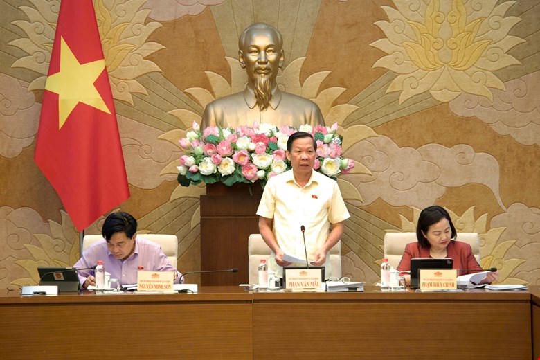 Chủ nhiệm Uỷ ban Kinh tế và Tài chính Phan Văn Mãi phát biểu tại phiên họp