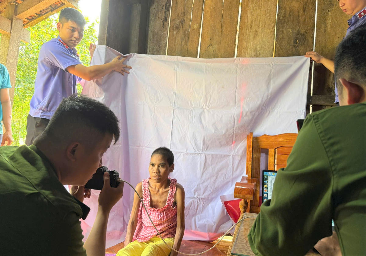 Lực lượng Công an xã Trà Tân làm căn cước công dân cho người dân. Ảnh: CV.