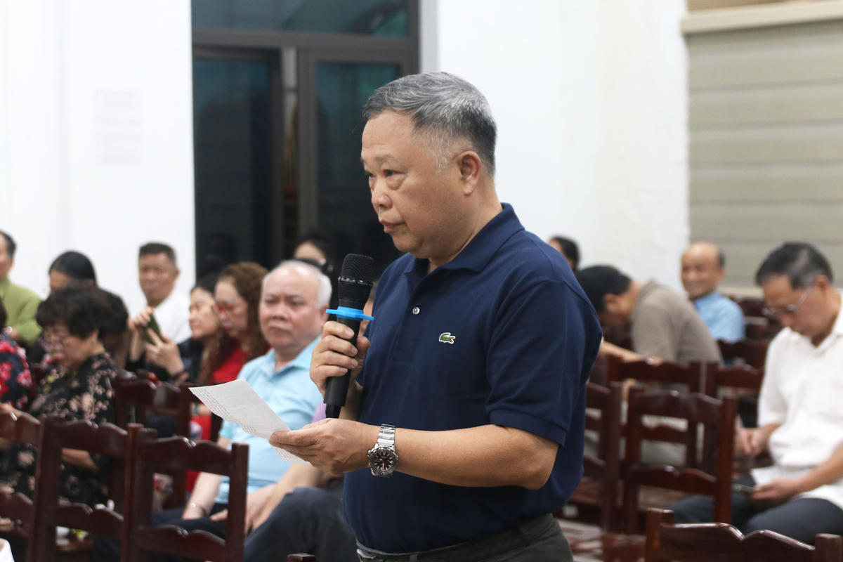 Người dân phường Yên Hòa đóng góp ý kiến tại Hội nghị.