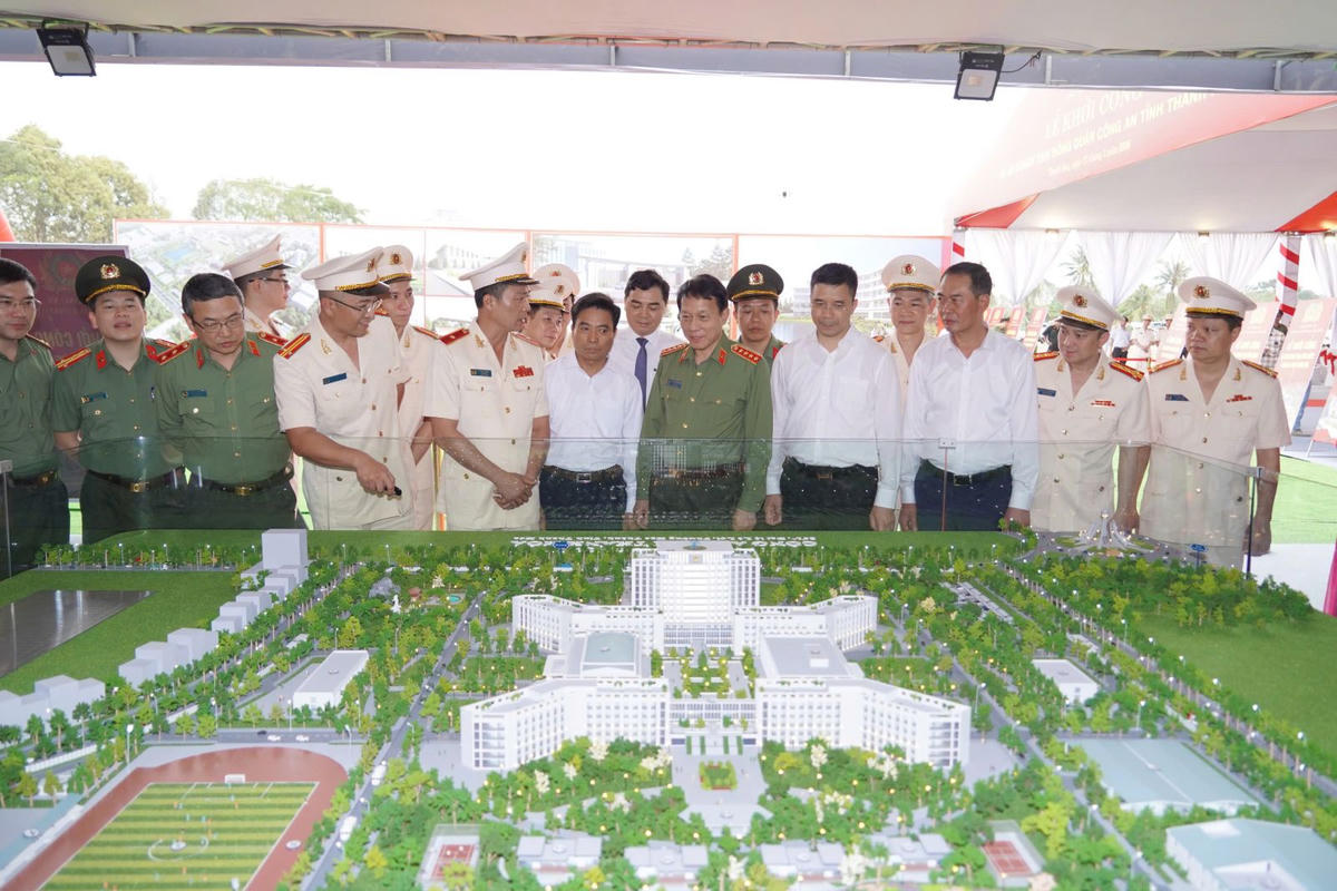 Các đại biểu tham quan mô hình doanh trại đóng quân Công an tỉnh Thanh Hoá. Ảnh: CATH