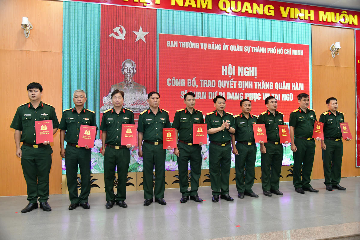 Trao quyết định cho các sĩ quan dự bị. Ảnh: Hữu Tân.