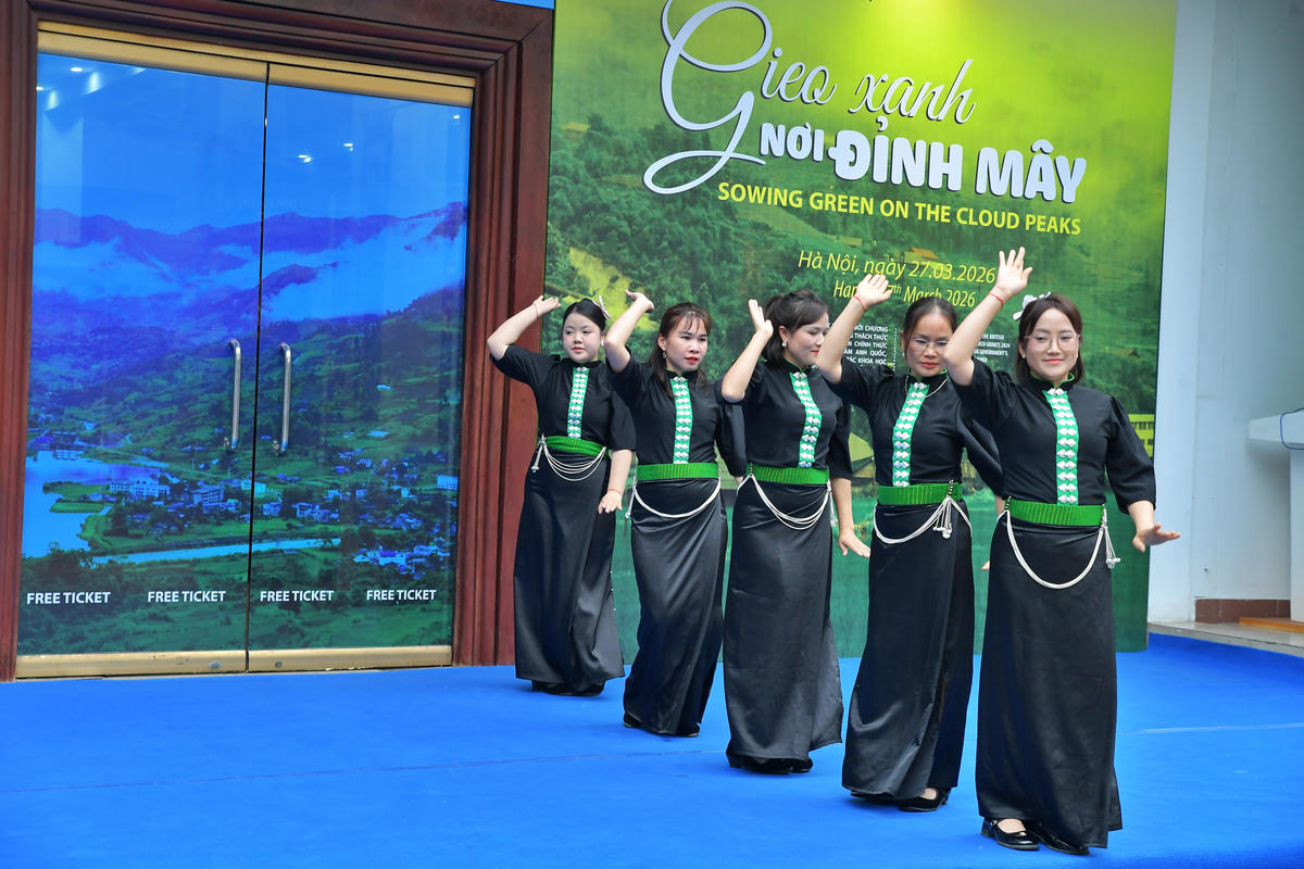 Tết mục văn ghệ đặc sắc của những cô gái vùng cao giữa lòng Hà Nội, đêm đến cho công chúng một trải nghiệm văn hoá độc đáo.