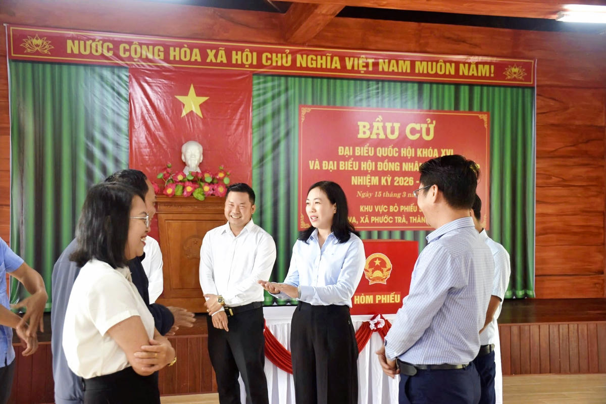 Phó Chủ tịch Ủy ban Mặt trận Tổ quốc Việt Nam TP Đà Nẵng Nguyễn Thị Thanh Phương kiểm tra công tác chuẩn bị bầu cử. Ảnh: Thu Vui.