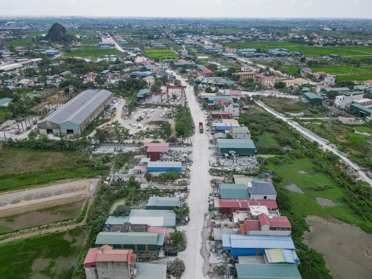UBND phường Nam Hoa Lư đang tìm lời giải cho bài toán xử lý môi trường tập trung cho làng nghề đá Ninh Vân. Ảnh: Đình Minh