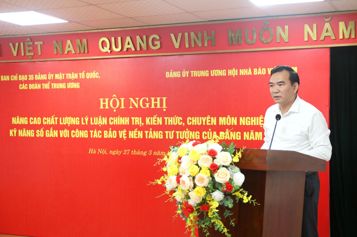 Ông Nguyễn Minh Chung - Trưởng ban Tuyên giáo và Dân vận, Phó Trưởng ban Chỉ đạo 35 Đảng ủy MTTQ, các đoàn thể Trung ương phát biểu tại Hội nghị.