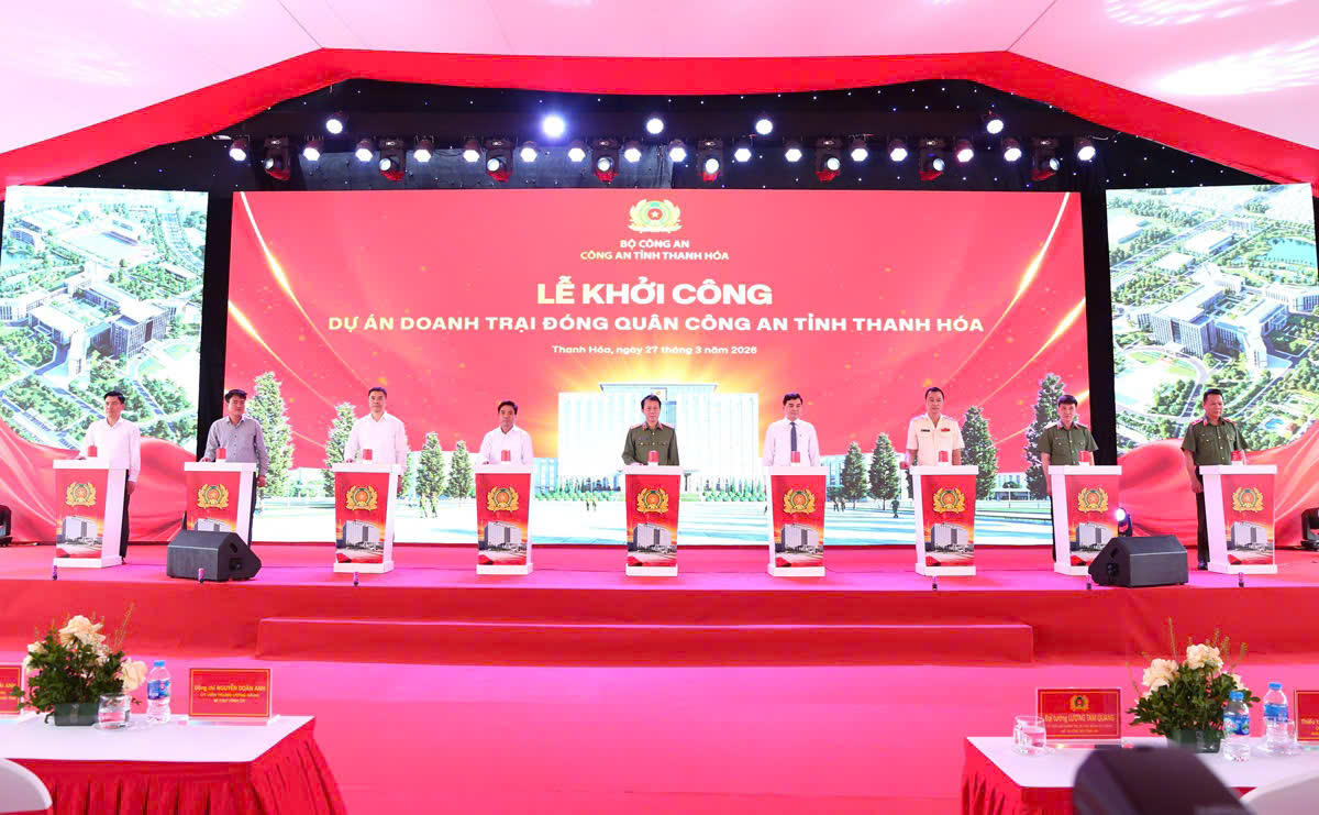 Các đại biểu thực hiện nghi thức bấm nút khởi công xây dựng doanh trại đóng quân Công an tỉnh Thanh Hoá. Ảnh: CATH