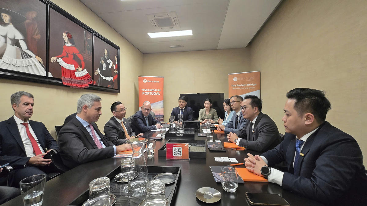 Đại diện Lãnh đạo Nam A Bank làm việc cùng đại diện Ngân hàng Bison Bank.