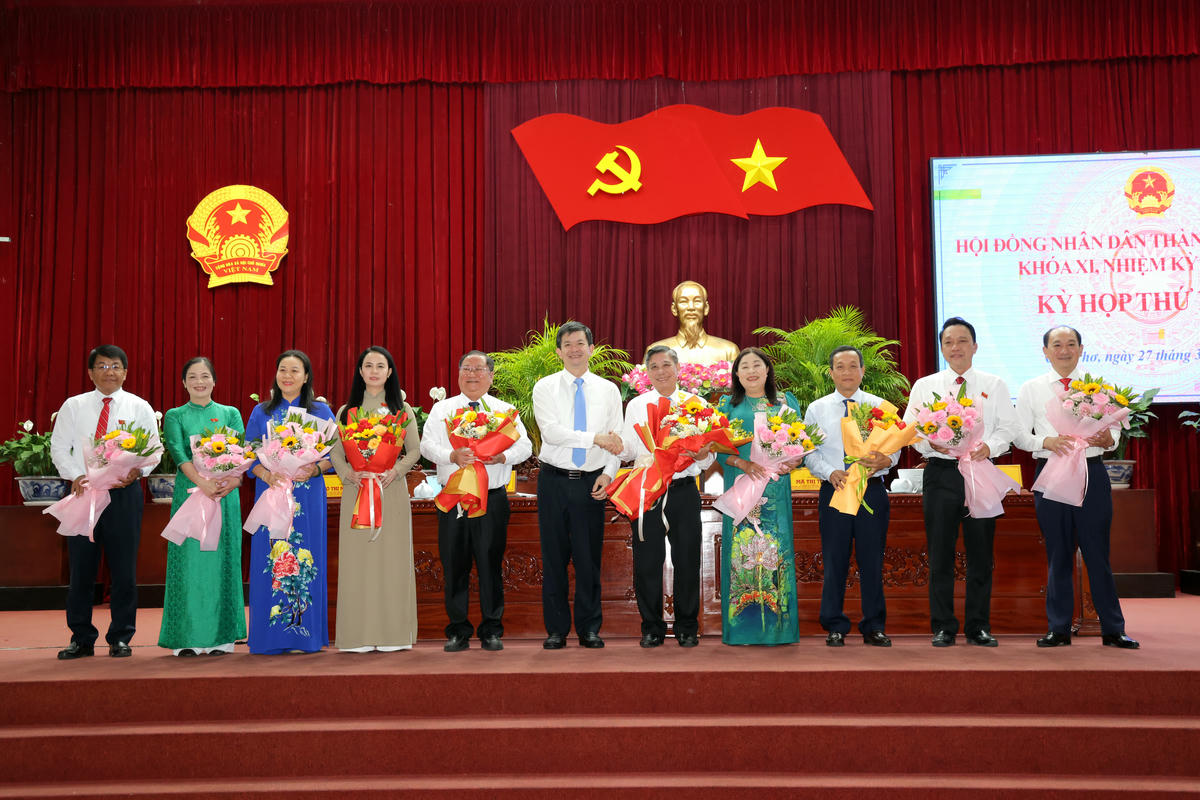 Ông Lê Quang Tùng - Ủy viên Trung ương Đảng, Bí thư Thành ủy Cần Thơ tặng hoa chúc mừng những người được bầu giữ các chức danh lãnh đạo HĐND thành phố nhiệm kỳ 2026-2031. Ảnh: Trung Phạm&nbsp;