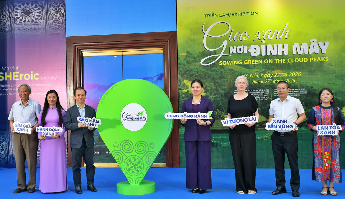 Các đại biểu thực hiện nghi thức khai mạc&nbsp;triển lãm “Gieo xanh nơi đỉnh mây”.