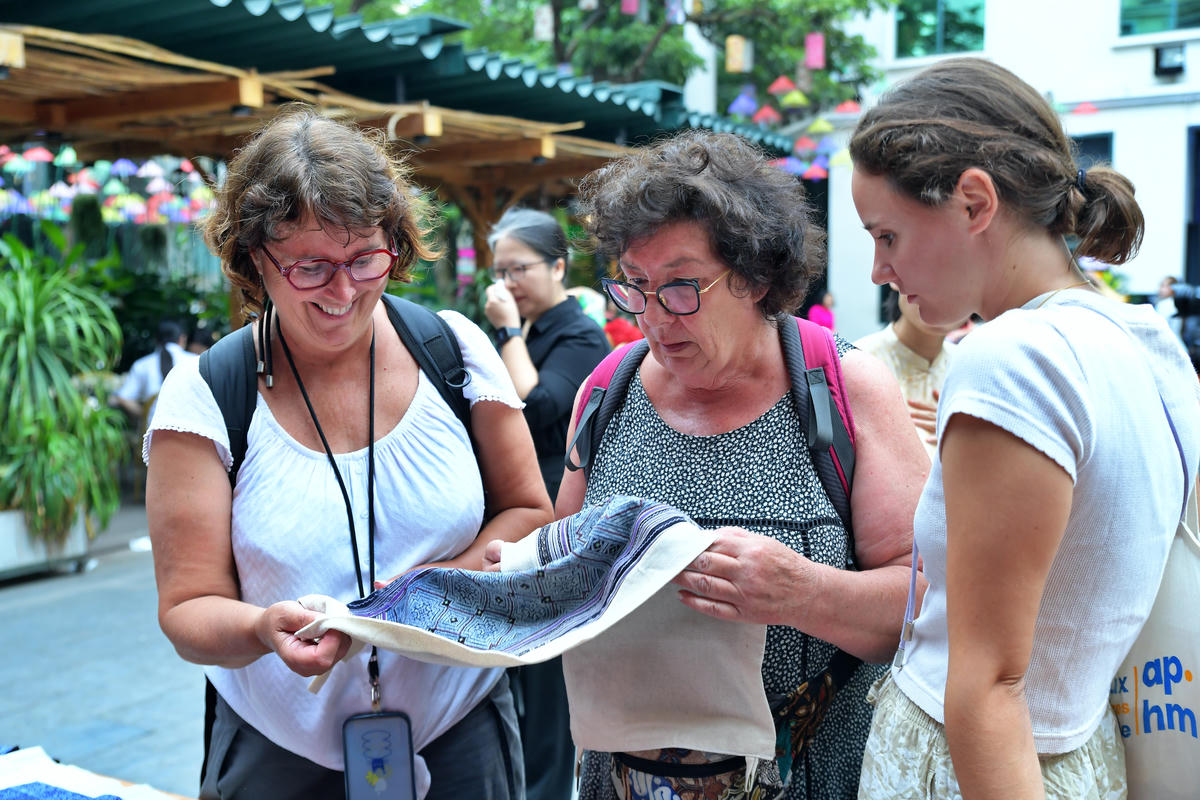 Những món quà lưu niệm được làm bằng đôi bàn tay của những người phụ nữ vùng cao thu hút du khách nước ngoài.