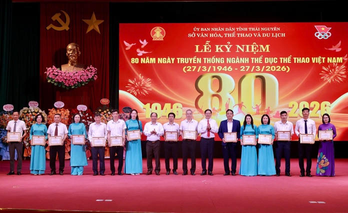 Trao Giấy khen của Sở Văn hóa, Thể thao và Du lịch cho nhiều cá nhân
 có thành tích trong lĩnh vực thể dục thể thao. Ảnh: TN.