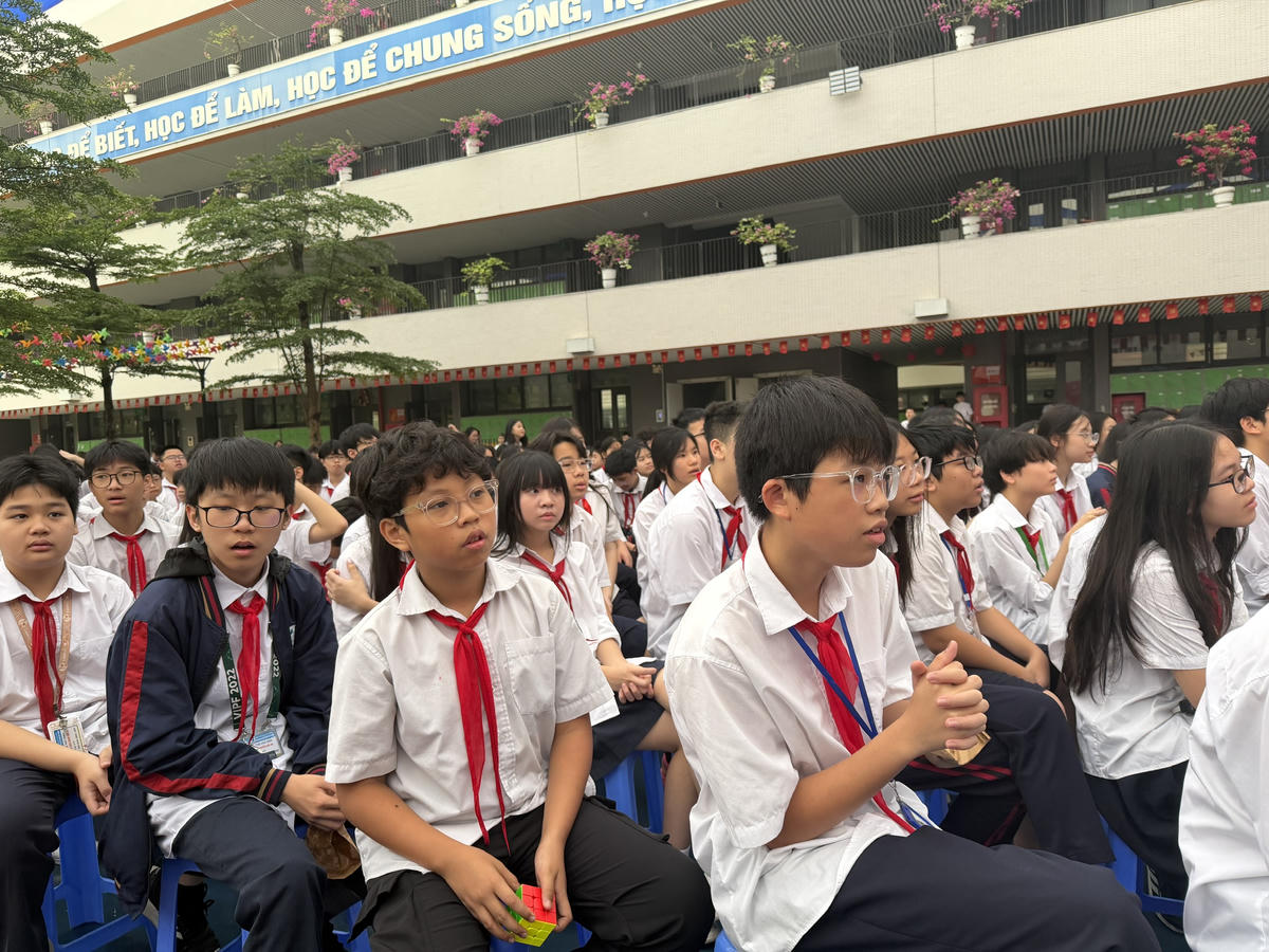 Học sinh Trường THCS Trần Duy Hưng lắng nghe chia sẻ của thầy cô tại chương trình.