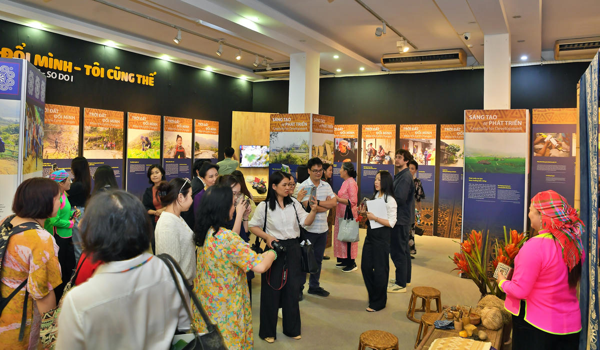 Triển lãm “Gieo xanh nơi đỉnh mây” thu hút đông đảo công chúng và du khách quốc tế.