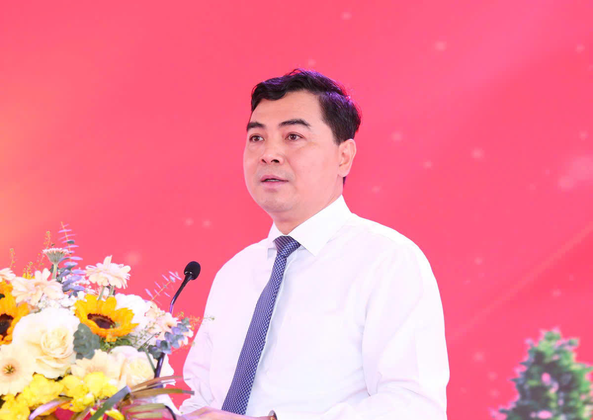 Ông Nguyễn Hoài Anh - Ủy viên Trung ương Đảng, Phó Bí thư Tỉnh ủy, Chủ tịch UBND tỉnh Thanh Hóa phát biểu tại lễ khởi công. Ảnh: CATH