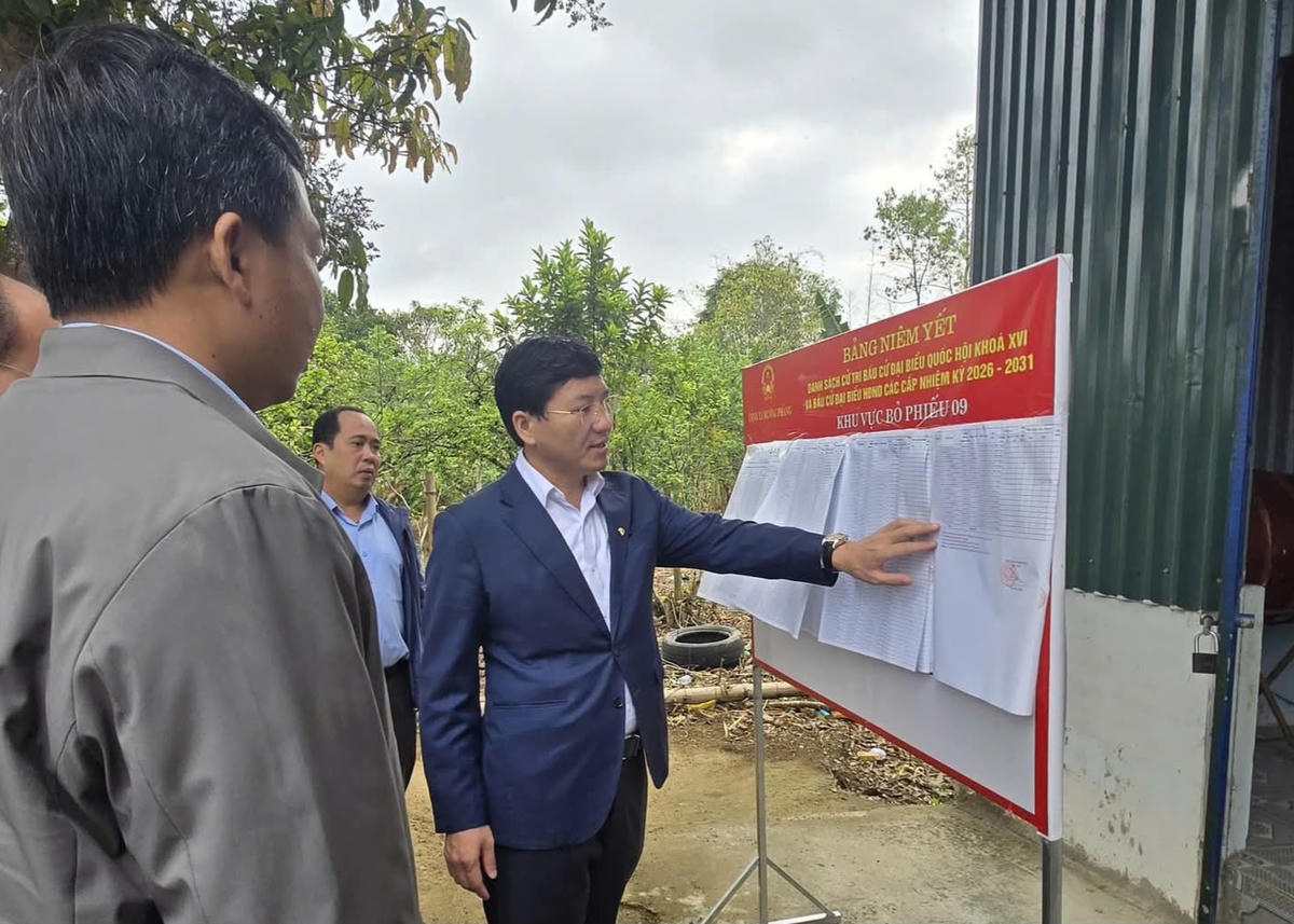 Ông Mùa A Vảng kiểm tra công tác bầu cử. Ảnh: Đ.B